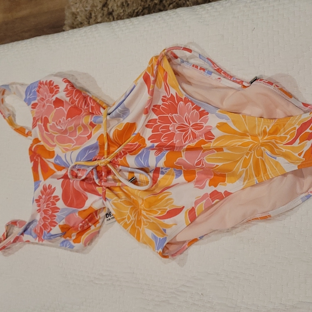 Brand new cup she size medium 1 piece swimsuit